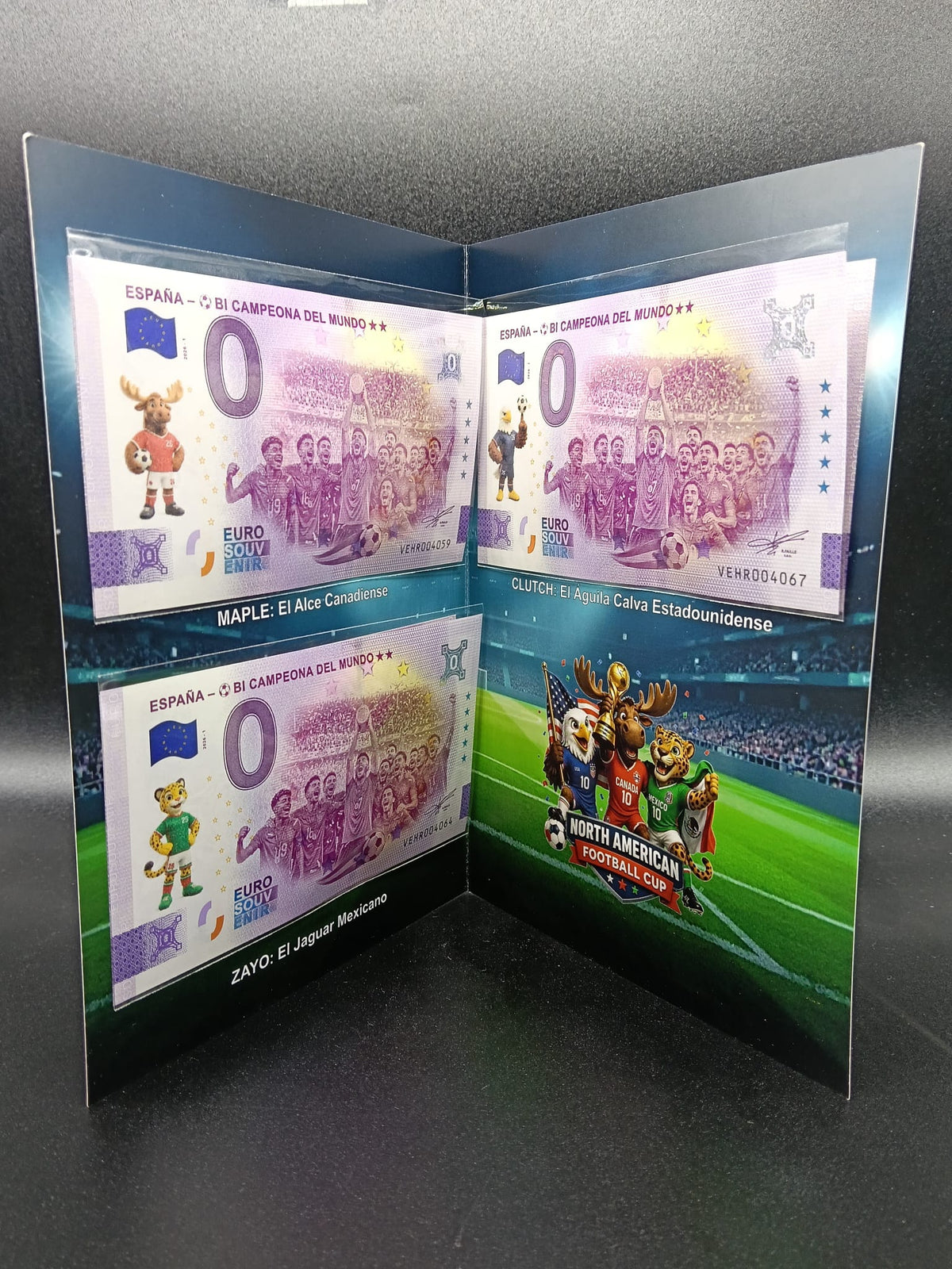 Díptico España Bicampeona del mundo 2026, 3 billetes sellado mascotas